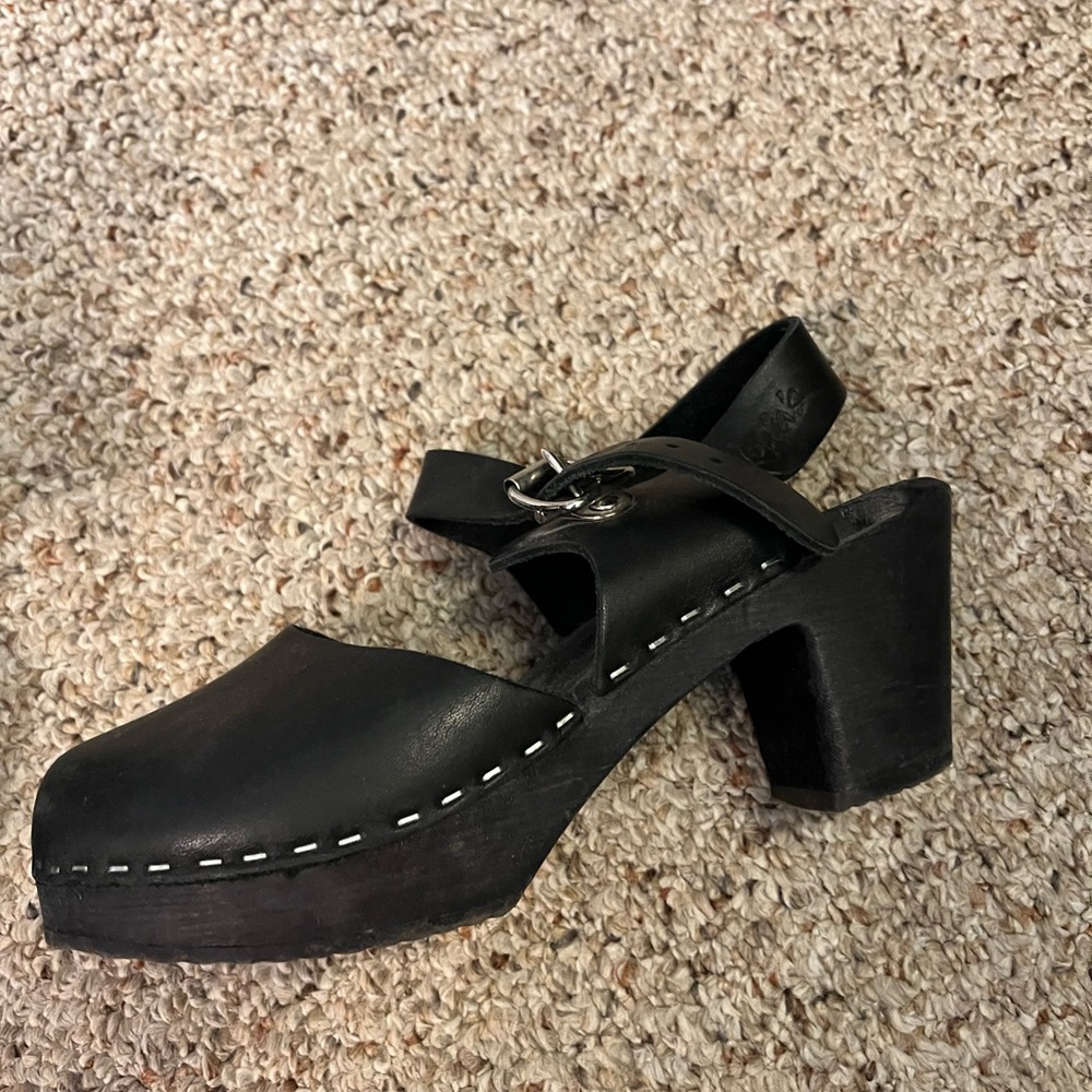 Black Lotta clogs